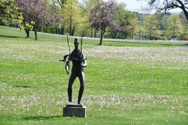 NEW BRITAIN, CT - 4 Mayıs: Connecticut 'taki Yeni Britanya Amerikan Sanatları Müzesi' nde 4 Mayıs 2024 'te görüldüğü gibi heykel.