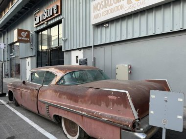 DUBAI, BAE - 27 Aralık 2023 'te Dubai, BAE' deki Alserkal Bulvarı 'nda Nostalji Klasik Araba Galerisi.