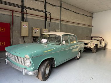 DUBAI, BAE - 27 Aralık 2023 'te Dubai, BAE' deki Alserkal Bulvarı 'nda Nostalji Klasik Araba Galerisi.