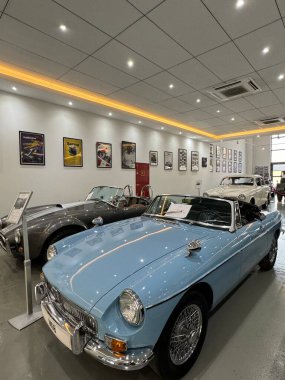 DUBAI, BAE - 27 Aralık 2023 'te Dubai, BAE' deki Alserkal Bulvarı 'nda Nostalji Klasik Araba Galerisi.