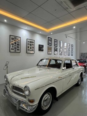 DUBAI, BAE - 27 Aralık 2023 'te Dubai, BAE' deki Alserkal Bulvarı 'nda Nostalji Klasik Araba Galerisi.