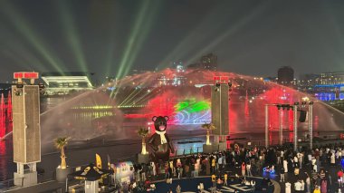 DUBAI, BAE - 30 Aralık 2023 'te Dubai' deki Dubai Festival Körfezi 'nde IMAGINE Water, Fire, Light Show. Bu duyusal deneyim ışığın, suyun ve ateşin gücünü, dev su ekranları, 30 çeşme ve çevresel ses ile birleştirir..