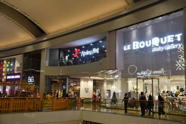 DUBAI, BAE - 30 DEC: Festival Centre Mall, Dubai, BAE, 30 Aralık 2023 'te görüldüğü gibi. Dubai Festival Şehri, Ortadoğu 'nun en büyük karma kullanım gelişimi.