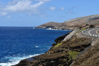 Hawaii, Oahu 'daki Halona Hava Deliği' nden Sandy Beach Parkı manzarası.