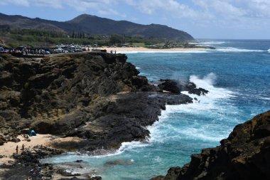 Hawaii, Oahu 'daki Halona Hava Deliği' nden Sandy Beach Parkı manzarası.