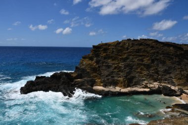 Hawaii, Oahu 'daki Halona Hava Deliği' nden Sandy Beach Parkı manzarası.