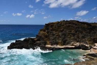 Hawaii, Oahu 'daki Halona Hava Deliği' nden Sandy Beach Parkı manzarası.