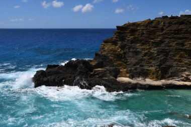 Hawaii, Oahu 'daki Halona Hava Deliği' nden Sandy Beach Parkı manzarası.
