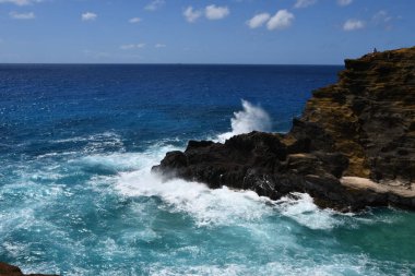 Hawaii, Oahu 'daki Halona Hava Deliği' nden Sandy Beach Parkı manzarası.