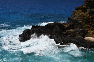 Hawaii, Oahu 'daki Halona Hava Deliği' nden Sandy Beach Parkı manzarası.