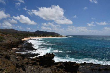 Hawaii, Oahu 'daki Halona Hava Deliği' nden Sandy Beach Parkı manzarası.
