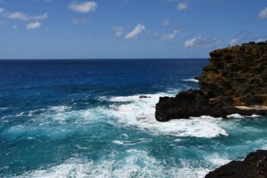 Hawaii, Oahu 'daki Halona Hava Deliği' nden Sandy Beach Parkı manzarası.