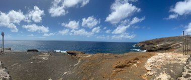 Hawaii, Oahu 'daki Halona Hava Deliği' nden Sandy Beach Parkı manzarası.