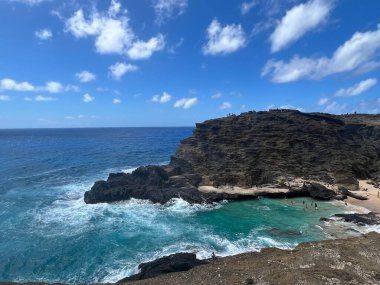 Hawaii, Oahu 'daki Halona Hava Deliği' nden Sandy Beach Parkı manzarası.