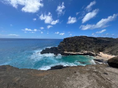 Hawaii, Oahu 'daki Halona Hava Deliği' nden Sandy Beach Parkı manzarası.