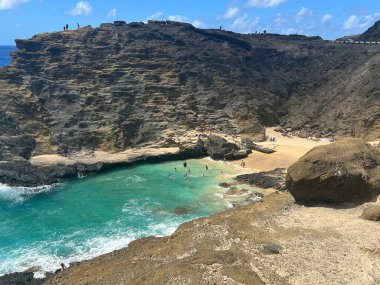 Hawaii, Oahu 'daki Halona Hava Deliği' nden Sandy Beach Parkı manzarası.