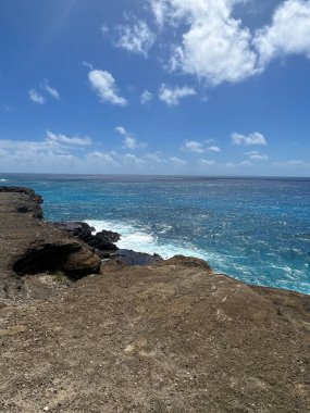 Hawaii, Oahu 'daki Halona Hava Deliği' nden Sandy Beach Parkı manzarası.