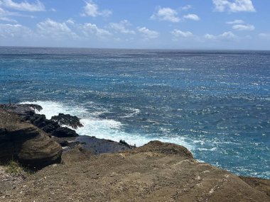 Hawaii, Oahu 'daki Halona Hava Deliği' nden Sandy Beach Parkı manzarası.