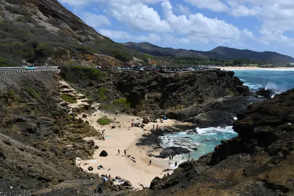 Hawaii, Oahu 'daki Halona Hava Deliği' nden Sandy Beach Parkı manzarası.