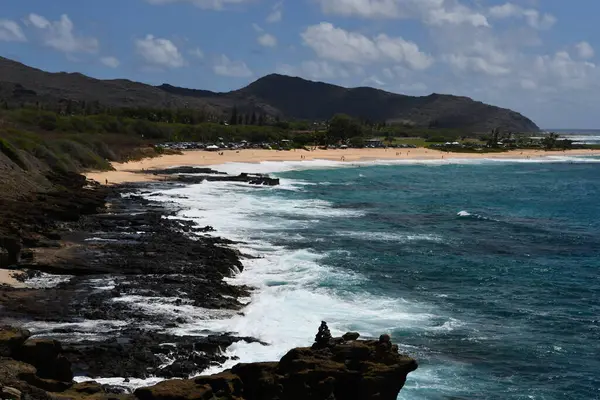 Hawaii, Oahu 'daki Halona Hava Deliği' nden Sandy Beach Parkı manzarası.