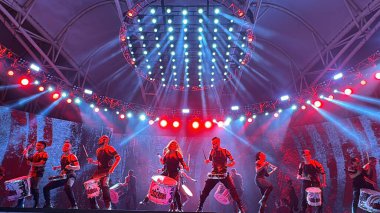 DUBAI, BAE - 28 Aralık 2023 'te Dubai, BAE' deki Global Village 'da görülen Aainja Kolombiya Band Show. Global Village 'ın dünyanın en büyük turizm, eğlence ve eğlence projesi olduğu iddia ediliyor..