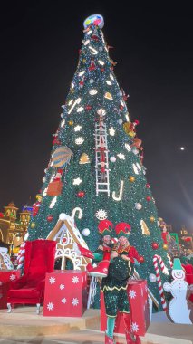 DUBAI, BAE - 28 DEC: 28 Aralık 2023 'te Dubai, BAE' deki Global Village 'da Noel gösterisi. Global Village 'ın dünyanın en büyük turizm, eğlence ve eğlence projesi olduğu iddia ediliyor..