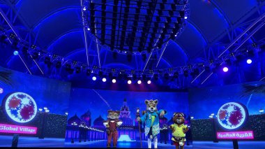 DUBAI, BAE - 28 DEC: Palyaçolar 28 Aralık 2023 'te Dubai, BAE' deki Global Village 'daki kurtarma gösterisine. Global Village 'ın dünyanın en büyük turizm, eğlence ve eğlence projesi olduğu iddia ediliyor..