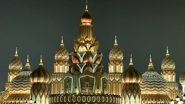 DUBAI, BAE - 28 Aralık 2023 'te görüldüğü üzere Dubai, BAE' deki Global Village 'a giriş. Global Village 'ın dünyanın en büyük turizm, eğlence ve eğlence projesi olduğu iddia ediliyor..
