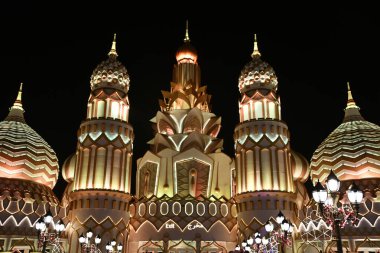 DUBAI, BAE - 28 Aralık 2023 'te görüldüğü üzere Dubai, BAE' deki Global Village 'a giriş. Global Village 'ın dünyanın en büyük turizm, eğlence ve eğlence projesi olduğu iddia ediliyor..