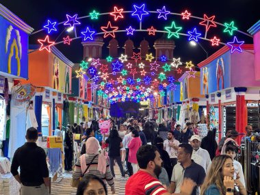 DUBAI, BAE - 28 Aralık 2023 'te Dubai, BAE' deki Global Village. Global Village 'ın dünyanın en büyük turizm, eğlence ve eğlence projesi olduğu iddia ediliyor..