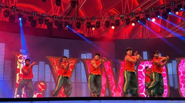 DUBAI, BAE - 28 DEC: Dubai, BAE 'deki Global Village' da Bollywood Show Mektupları, 28 Aralık 2023 'te görüldü. Global Village 'ın dünyanın en büyük turizm, eğlence ve eğlence projesi olduğu iddia ediliyor..