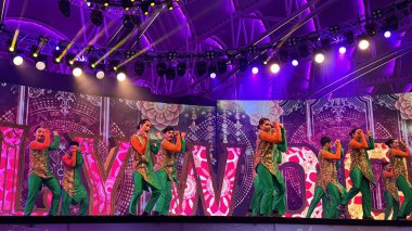 DUBAI, BAE - 28 DEC: Dubai, BAE 'deki Global Village' da Bollywood Show Mektupları, 28 Aralık 2023 'te görüldü. Global Village 'ın dünyanın en büyük turizm, eğlence ve eğlence projesi olduğu iddia ediliyor..