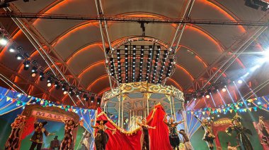DUBAI, BAE - 28 Aralık 2023 'te Dubai, BAE' deki Global Village 'da Merry Go Round Show. Global Village 'ın dünyanın en büyük turizm, eğlence ve eğlence projesi olduğu iddia ediliyor..