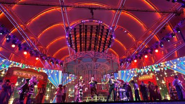 DUBAI, BAE - 28 Aralık 2023 'te Dubai, BAE' deki Global Village 'da Merry Go Round Show. Global Village 'ın dünyanın en büyük turizm, eğlence ve eğlence projesi olduğu iddia ediliyor..