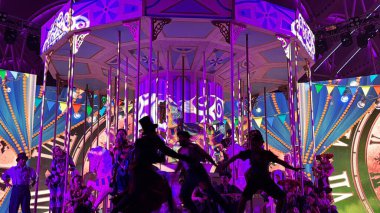 DUBAI, BAE - 28 Aralık 2023 'te Dubai, BAE' deki Global Village 'da Merry Go Round Show. Global Village 'ın dünyanın en büyük turizm, eğlence ve eğlence projesi olduğu iddia ediliyor..