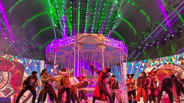 DUBAI, BAE - 28 Aralık 2023 'te Dubai, BAE' deki Global Village 'da Merry Go Round Show. Global Village 'ın dünyanın en büyük turizm, eğlence ve eğlence projesi olduğu iddia ediliyor..