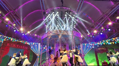 DUBAI, BAE - 28 Aralık 2023 'te Dubai, BAE' deki Global Village 'da Merry Go Round Show. Global Village 'ın dünyanın en büyük turizm, eğlence ve eğlence projesi olduğu iddia ediliyor..