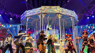 DUBAI, BAE - 28 Aralık 2023 'te Dubai, BAE' deki Global Village 'da Merry Go Round Show. Global Village 'ın dünyanın en büyük turizm, eğlence ve eğlence projesi olduğu iddia ediliyor..