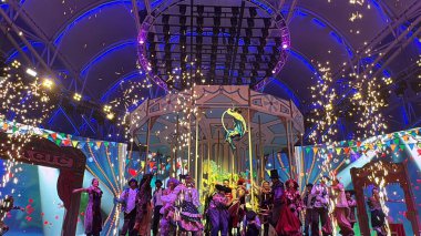 DUBAI, BAE - 28 Aralık 2023 'te Dubai, BAE' deki Global Village 'da Merry Go Round Show. Global Village 'ın dünyanın en büyük turizm, eğlence ve eğlence projesi olduğu iddia ediliyor..