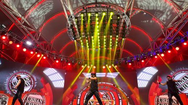 DUBAI, BAE - Urban Crew - UAE 28 Aralık 2023 'te Global Village, BAE' deki South Show 'dan Flyers. Global Village 'ın dünyanın en büyük turizm, eğlence ve eğlence projesi olduğu iddia ediliyor..