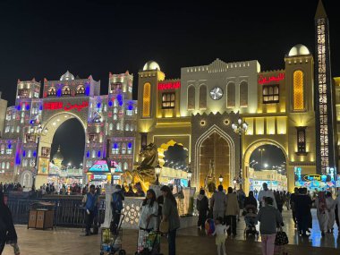 DUBAI, BAE - 28 Aralık 2023 'te Dubai, BAE' deki Global Village 'da görülen Yemen ve Bahreyn pavyonları. Global Village 'ın dünyanın en büyük turizm, eğlence ve eğlence projesi olduğu iddia ediliyor..