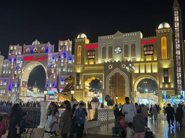 DUBAI, BAE - 28 Aralık 2023 'te Dubai, BAE' deki Global Village 'da görülen Yemen ve Bahreyn pavyonları. Global Village 'ın dünyanın en büyük turizm, eğlence ve eğlence projesi olduğu iddia ediliyor..