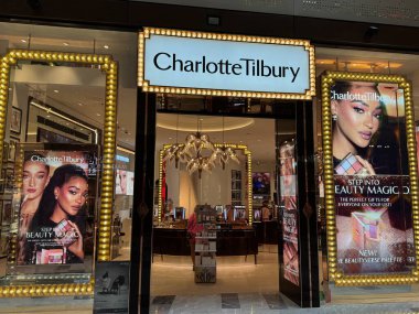 ABU DHABI, BAE - 31 Aralık 2023 'te görüldüğü üzere, Al Maryah Adası' ndaki Galleria alışveriş merkezinde Charlotte Tilbury mağazası..
