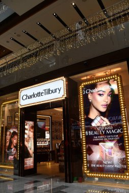ABU DHABI, BAE - 31 Aralık 2023 'te görüldüğü üzere, Al Maryah Adası' ndaki Galleria alışveriş merkezinde Charlotte Tilbury mağazası..