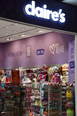ABU DHABI, BAE - 31 Aralık 2023 'te Abu Dabi, Abu Dabi' deki Al Maryah Adası 'ndaki Galleria alışveriş merkezindeki Claires mağazası.