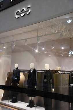 ABU DHABI, BAE - 31 Aralık 2023 'te Abu Dabi' deki Al Maryah Adası 'ndaki Galleria alışveriş merkezinde COS Style Collection of Style.