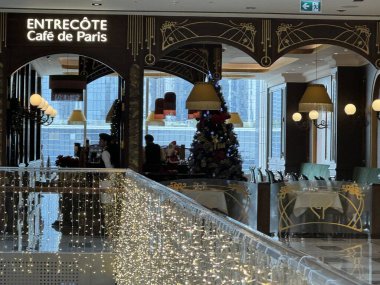 ABU DHABI, BAE - 31 Aralık 2023 'te Abu Dabi' deki Al Maryah Adası 'ndaki Galleria alışveriş merkezinde Entrecote Cafe de Paris.