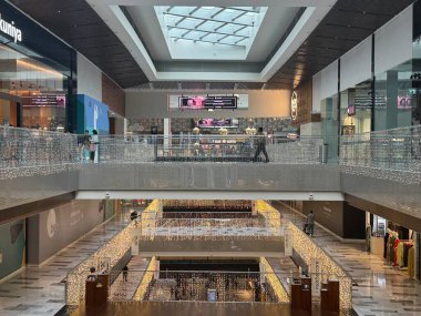 ABU DHABI, BAE - 31 Aralık 2023 'te Abu Dabi' deki Al Maryah Adası 'ndaki Galleria AVM.