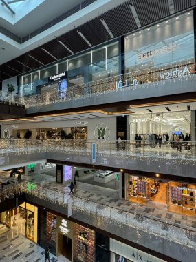 ABU DHABI, BAE - 31 Aralık 2023 'te Abu Dabi' deki Al Maryah Adası 'ndaki Galleria AVM.