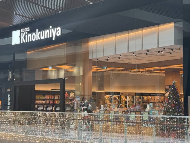 ABU DHABI, BAE - 31 Aralık 2023 'te Abu Dabi' deki Al Maryah Adası 'ndaki Galleria alışveriş merkezinde Kinokuniya Books mağazası.